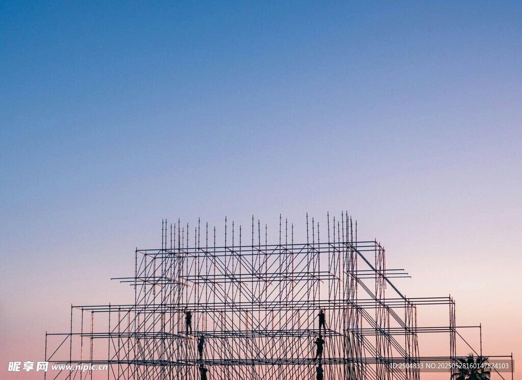 夕陽下的建筑施工鋼架