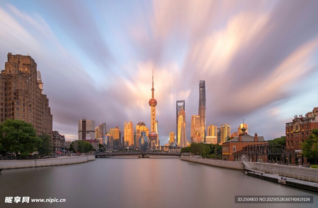 上海外灘河畔的壯麗天際線
