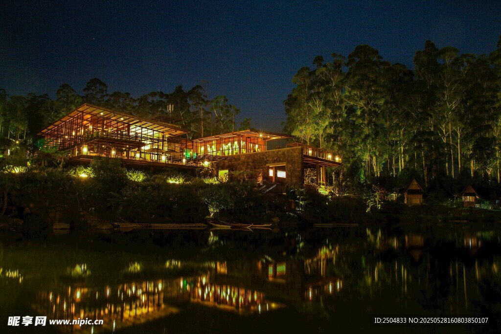 湖畔夜景中的璀璨燈火建筑
