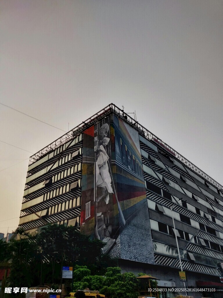 外墻繪有人物的現(xiàn)代建筑