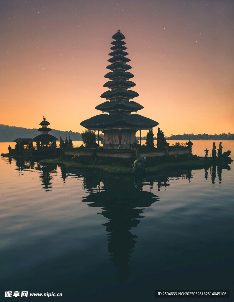 黃昏中的海上寺廟景觀