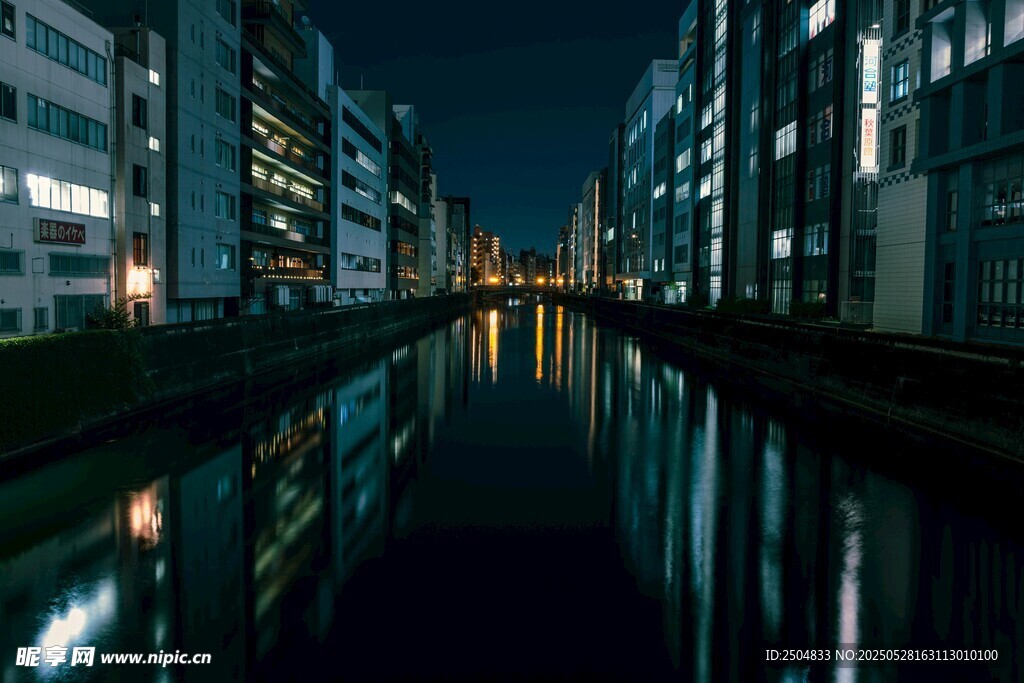 城市夜景中的靜謐河道