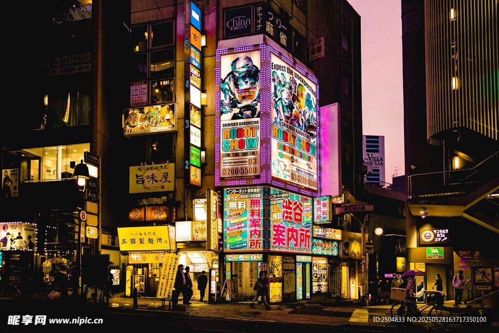 城市夜景中的絢麗多彩建筑