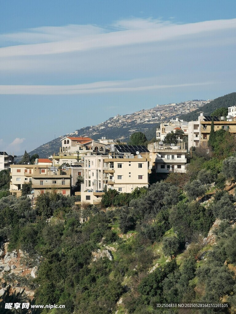 山坡上錯(cuò)落有致的建筑群