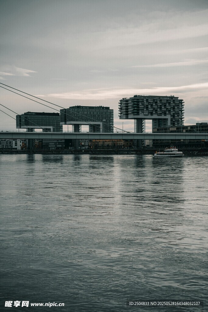 河畔橋梁建筑遠景