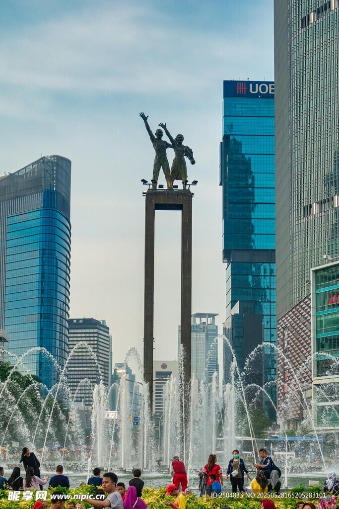 城市噴泉旁的雕塑景觀