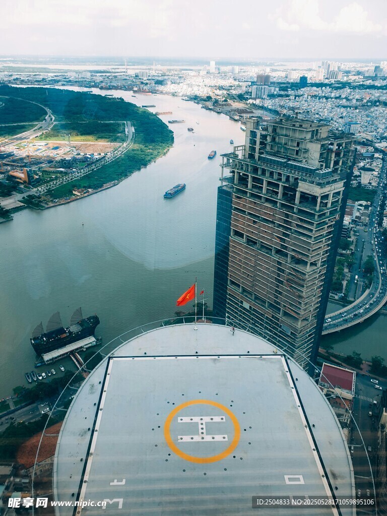 俯瞰城市河畔高樓景觀