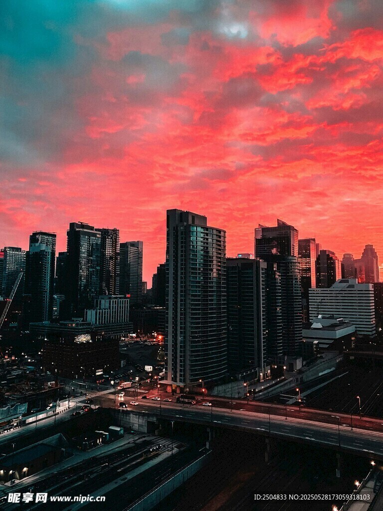 城市晚霞下的高樓與橋梁