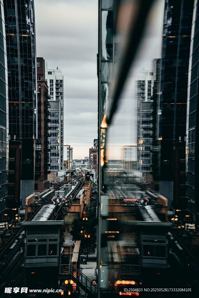 都市繁華街景俯瞰視角