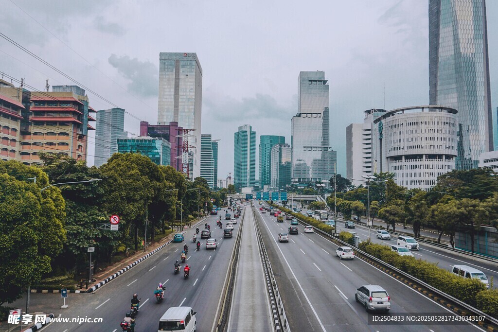 城市道路與林立高樓景觀