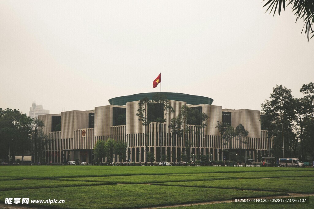 莊嚴建筑前的開闊綠地