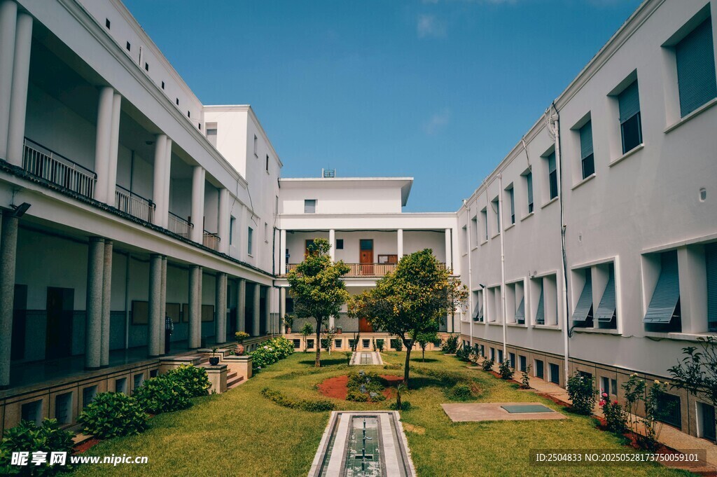 現(xiàn)代庭院式建筑景觀