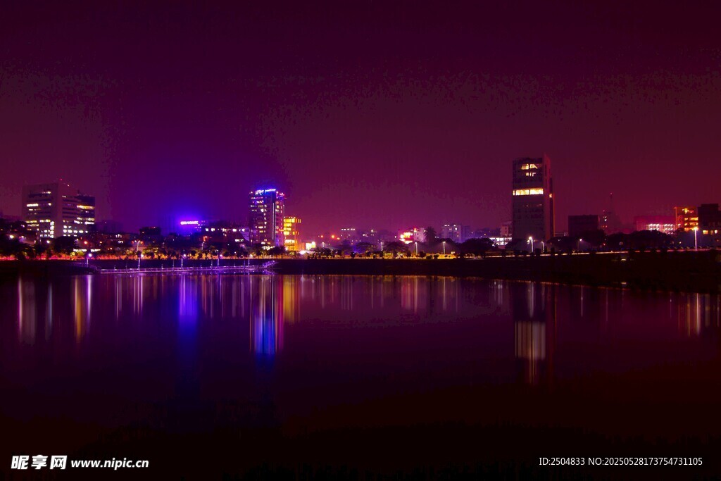 城市湖畔絢麗夜景