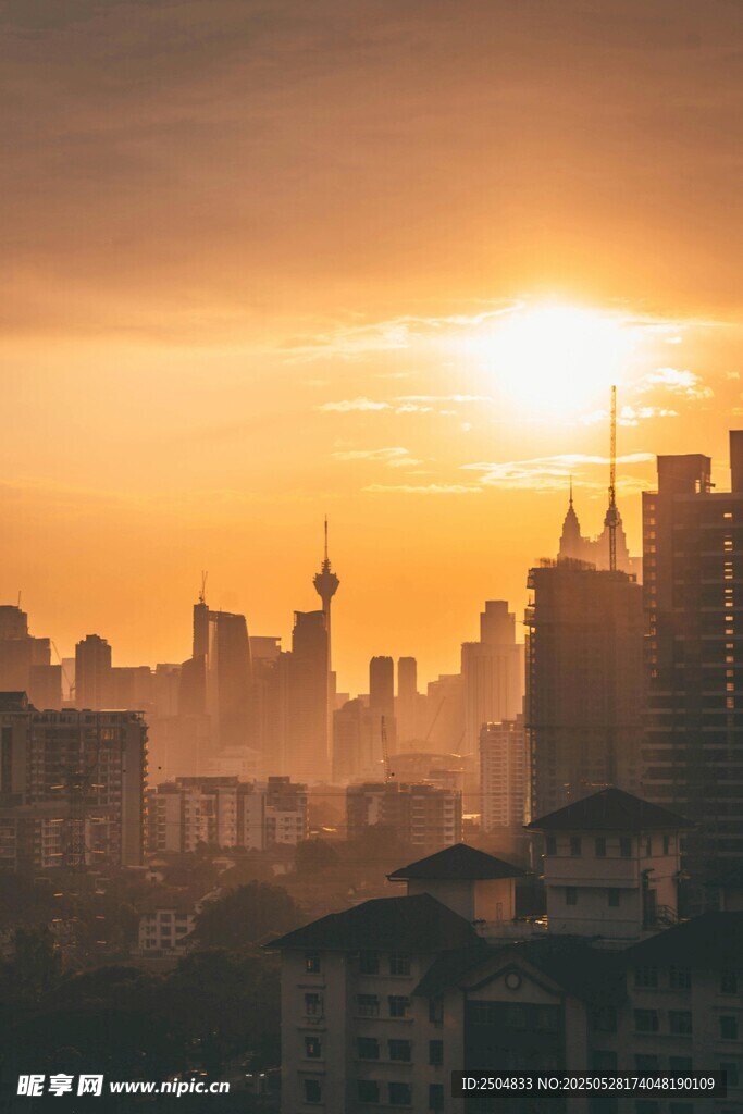 夕陽下的城市天際線