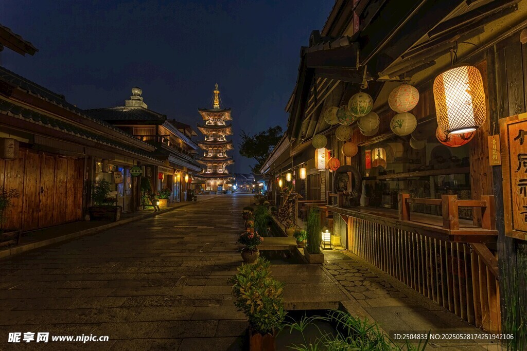 古街夜景 燈火闌珊處