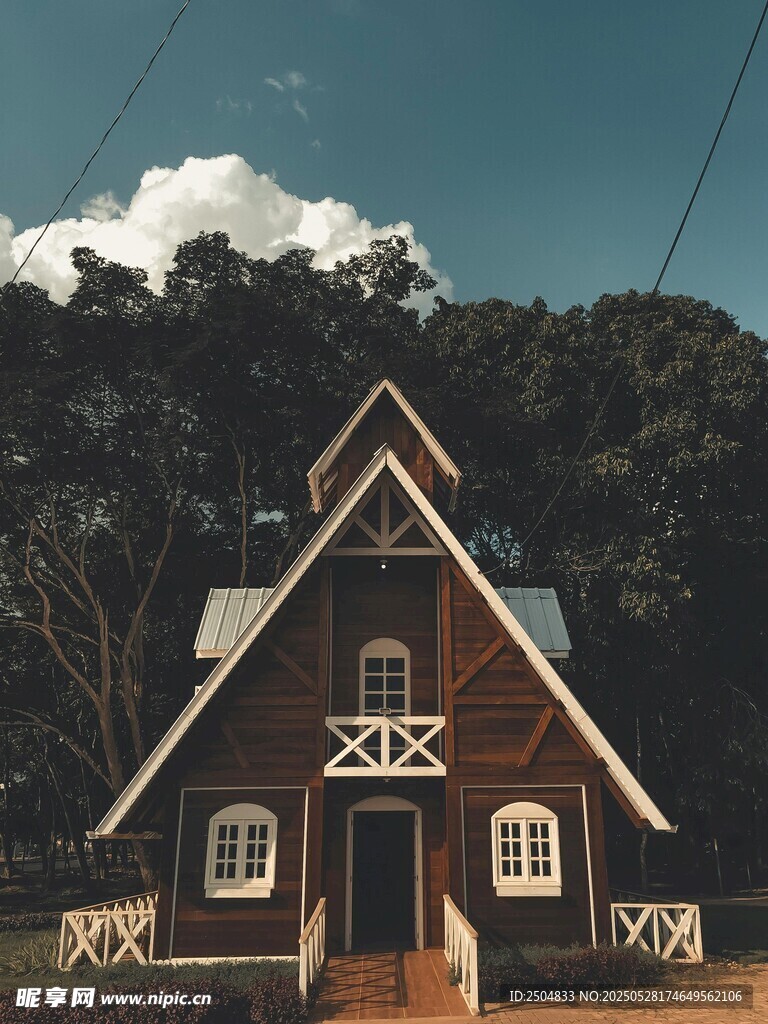 山間木屋 自然中的寧靜居所