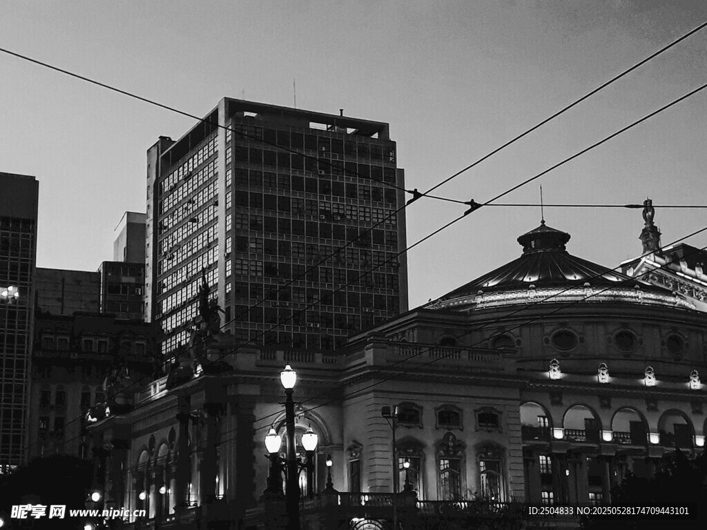 城市夜景中的建筑與電車