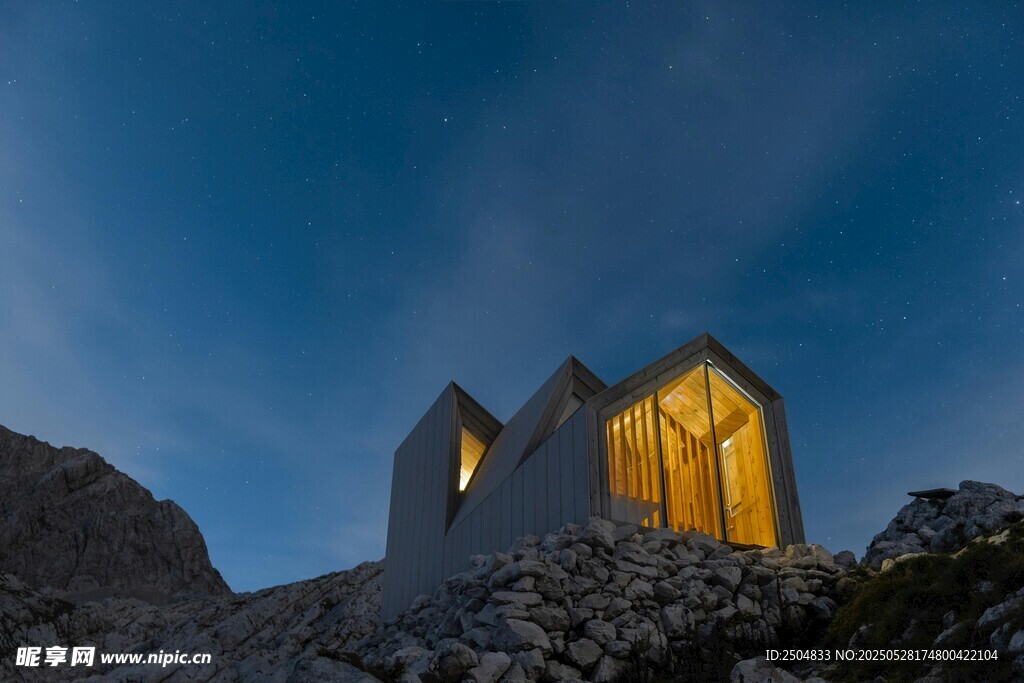 夜幕下的山間發(fā)光小屋