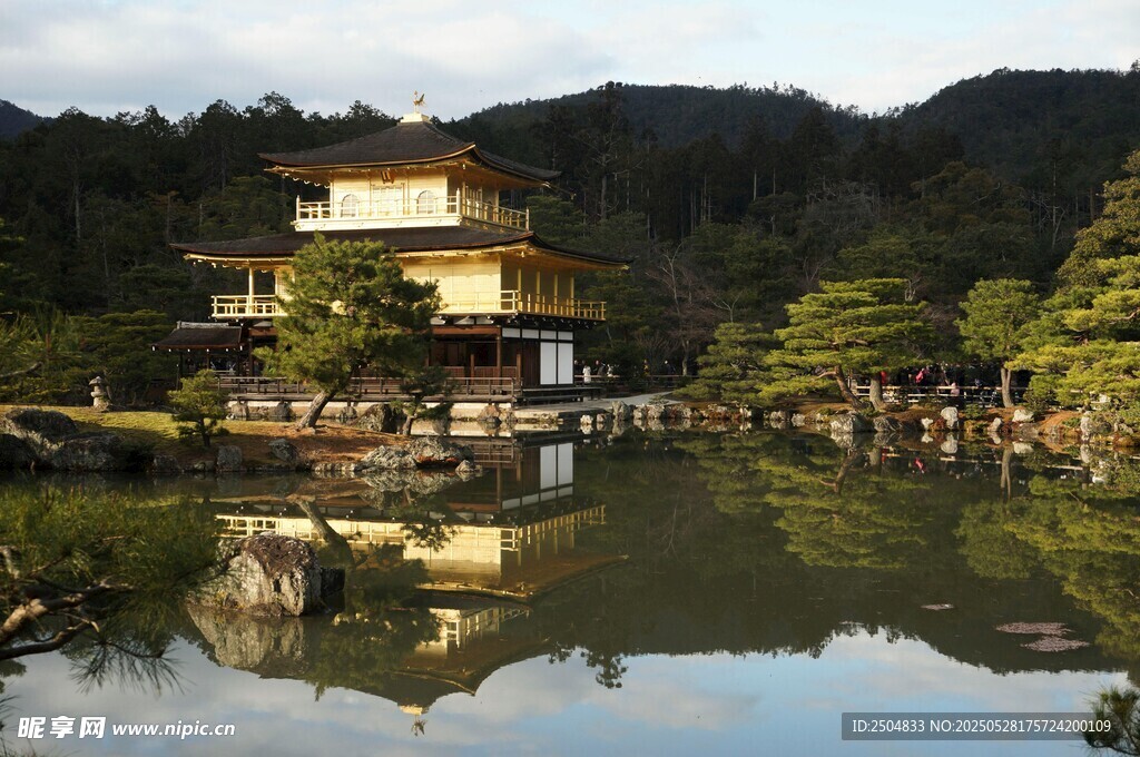 日本金閣寺湖畔美景