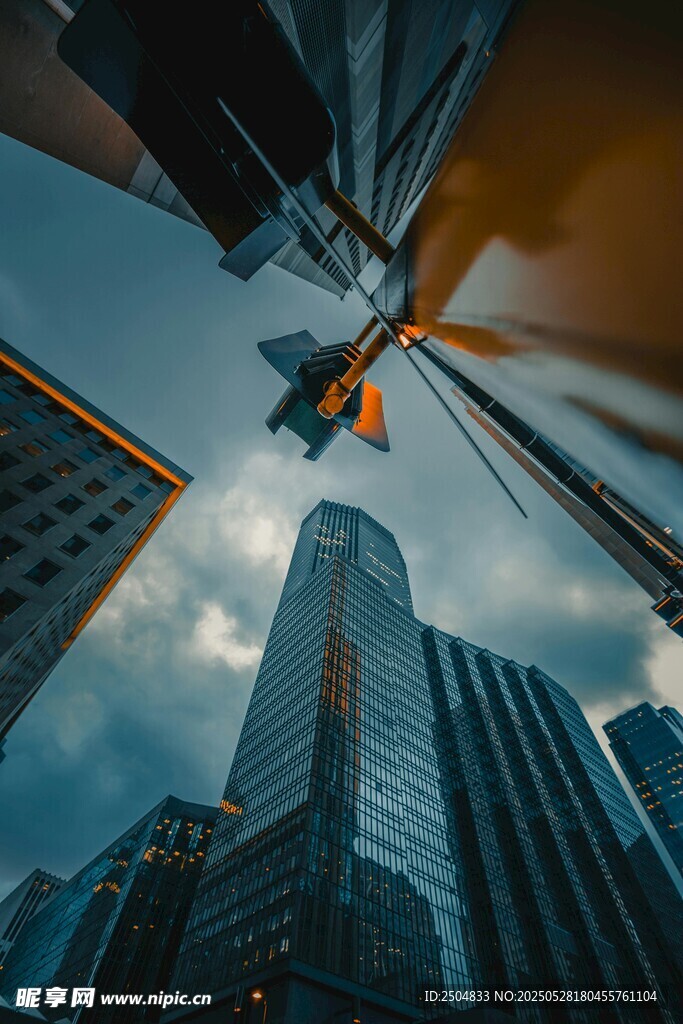城市中高聳的建筑起重機