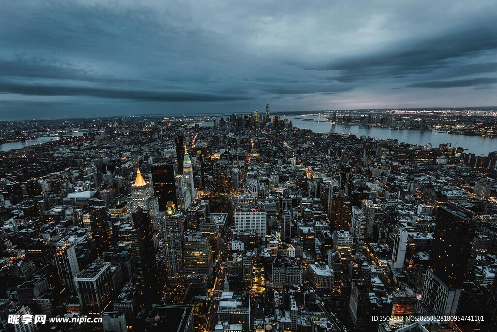 俯瞰繁華都市夜景
