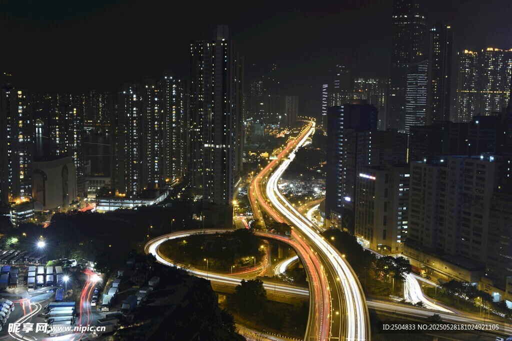 城市夜景中的璀璨車流