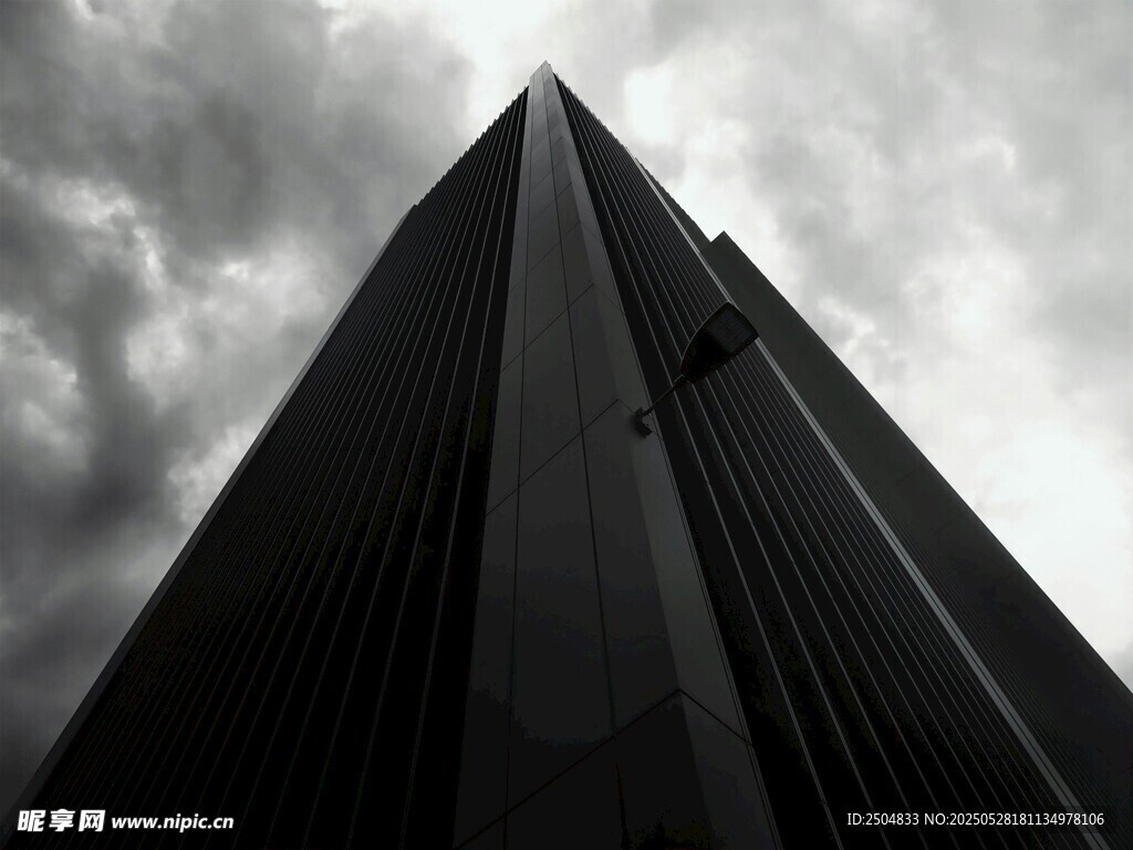 仰視摩天大樓與陰沉天空