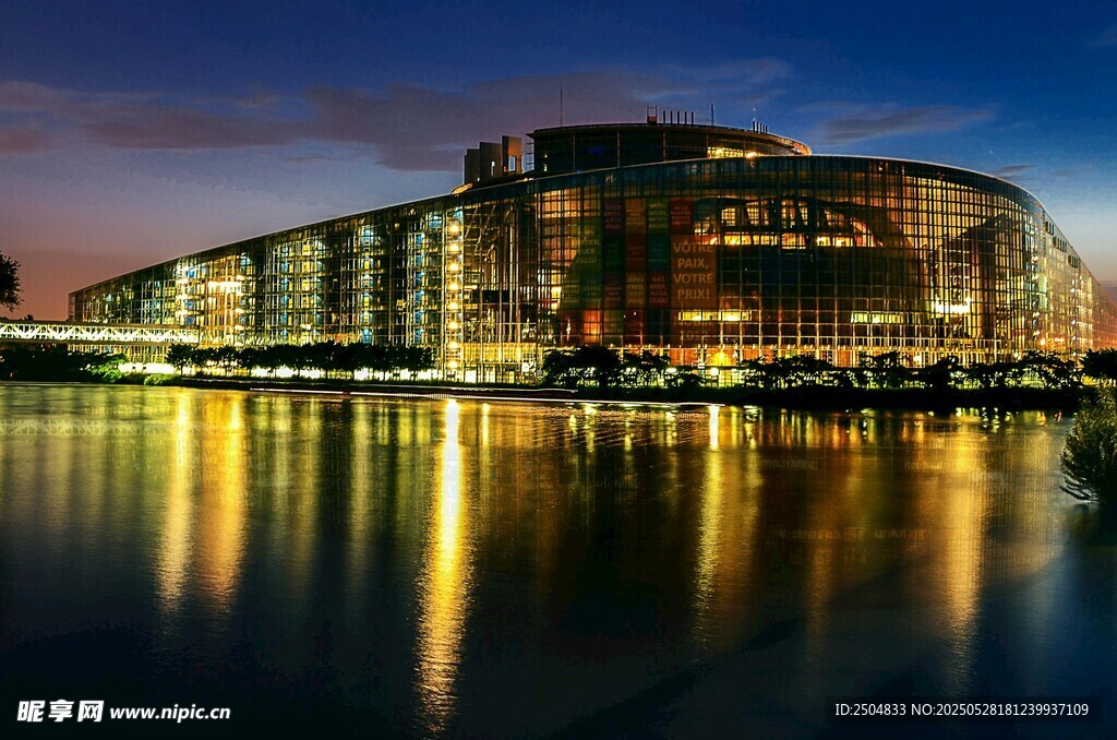 河畔璀璨夜景中的現(xiàn)代建筑