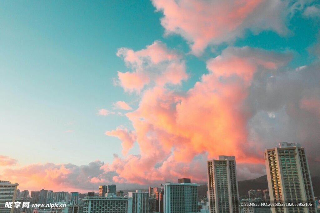 城市上空夢幻的粉彩云景
