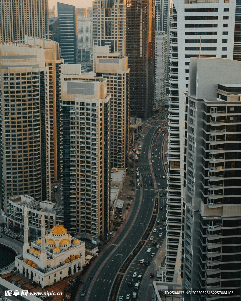 城市高樓間的蜿蜒道路