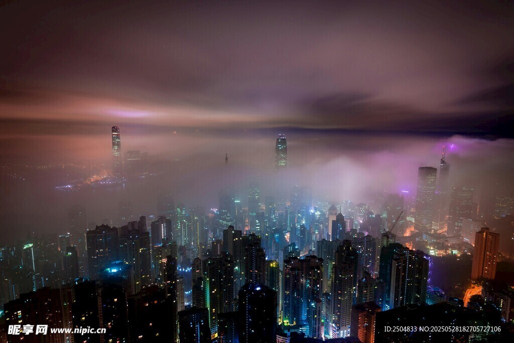 霧中璀璨都市夜景