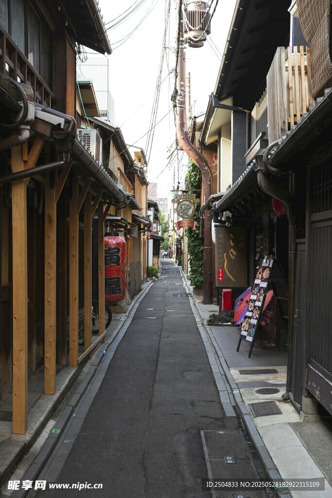 日式古樸小巷街道景象
