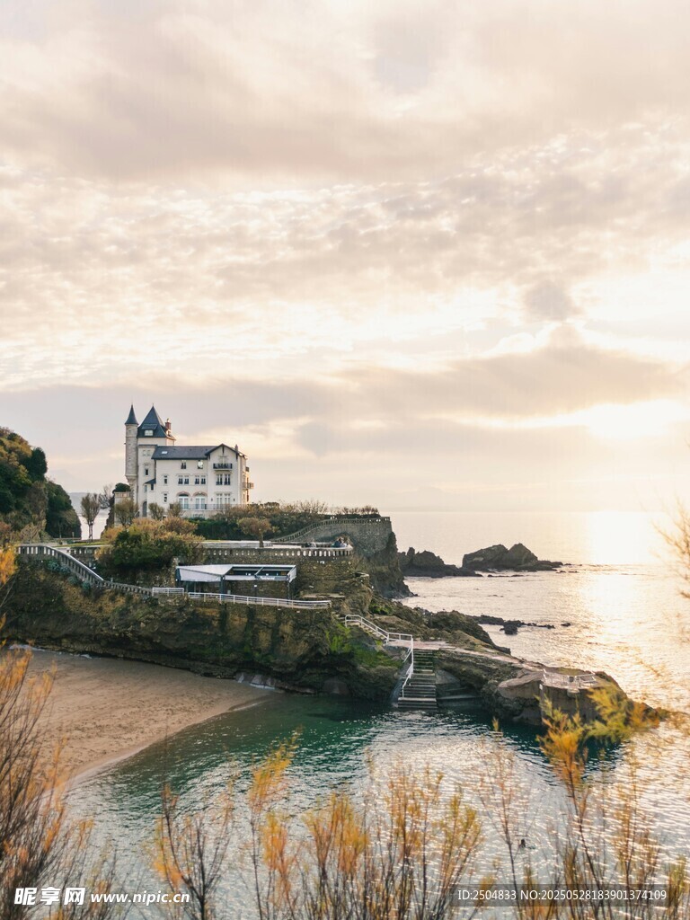 海邊日落時的美麗建筑