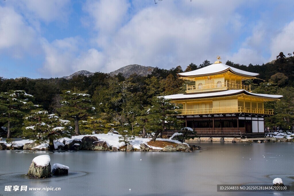日本金閣寺湖畔美景