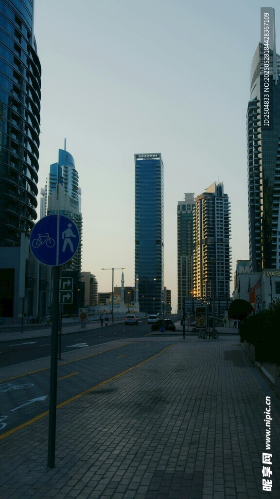 城市街道旁的高樓景觀