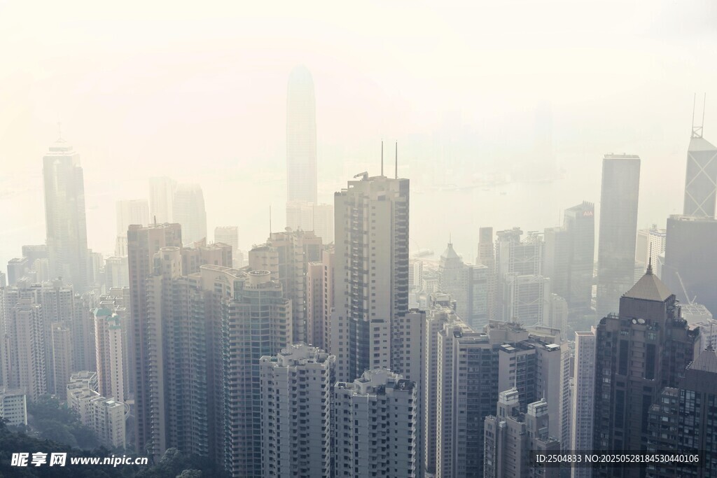 霧中都市高樓景觀