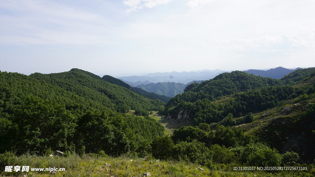 青山連綿的秀麗山間景色
