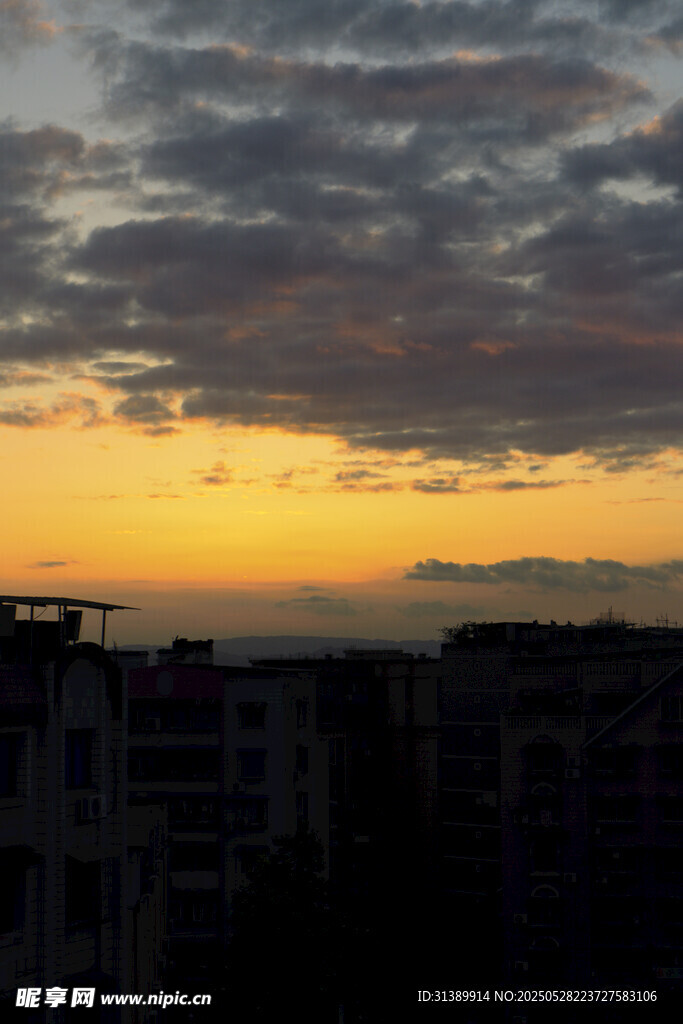 夕陽下的城市建筑剪影