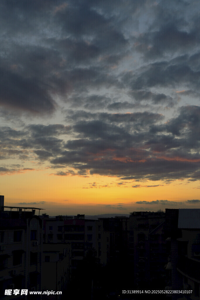 城市黃昏天空壯麗景觀