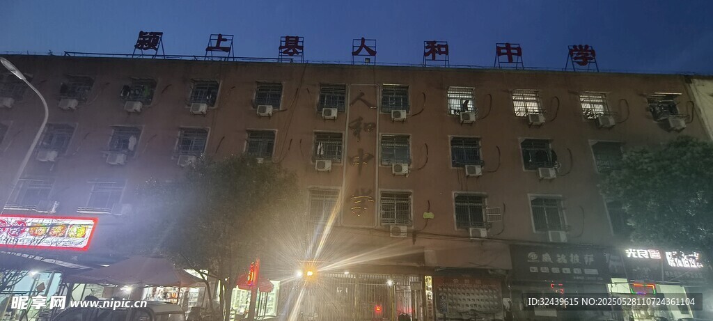 城市夜晚燈火通明的建筑