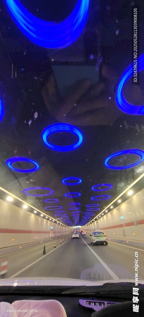 炫酷燈光下的室內滑冰場