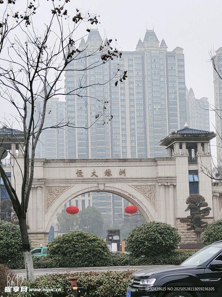 城市中式拱門與高樓景觀