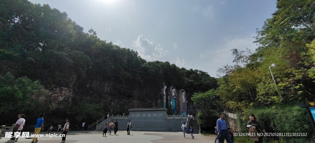 山林間的開(kāi)闊景觀