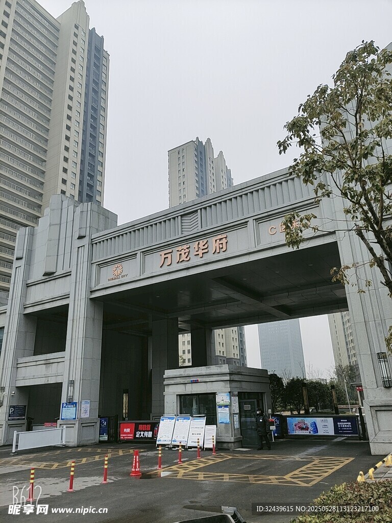 城市中的大型建筑入口