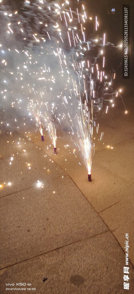 地面燃放的絢爛煙花