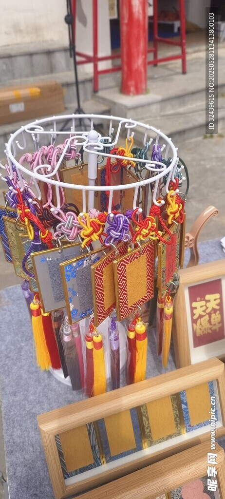 多彩風鈴懸掛于室內空間