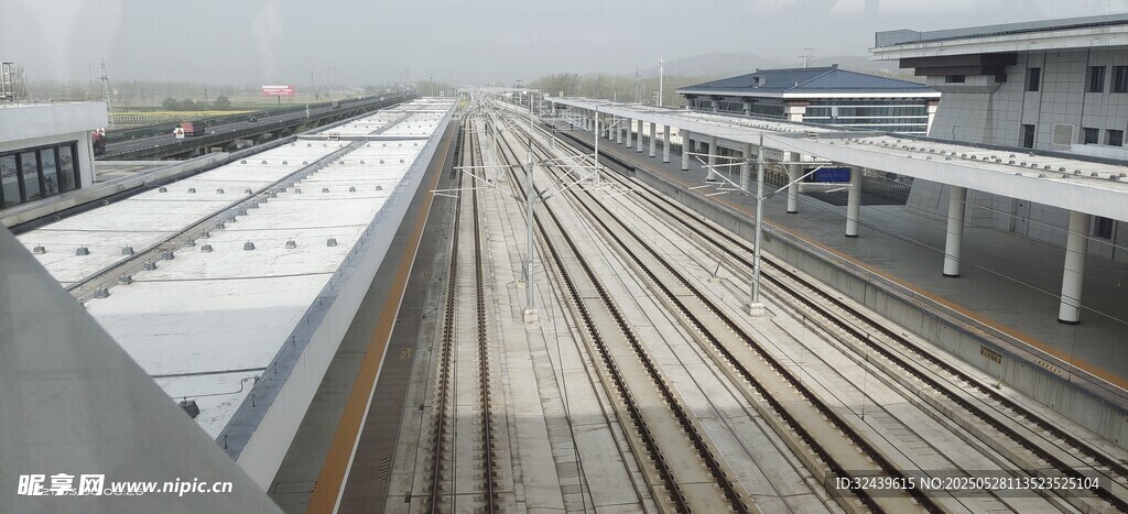 鐵路軌道延伸向遠方