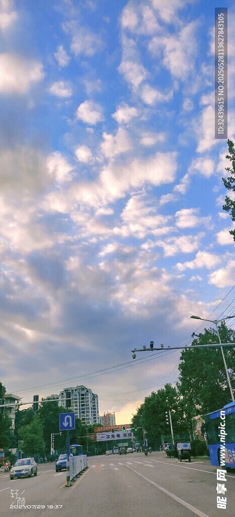 城市街道的美麗天空景色