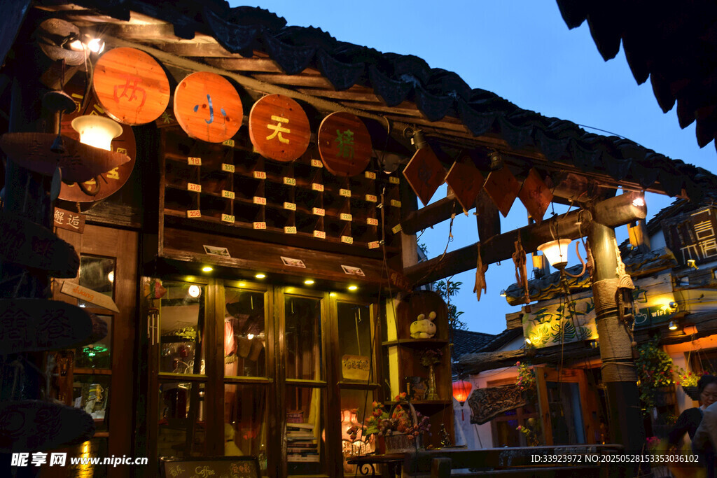 古色古香的中式夜間店鋪