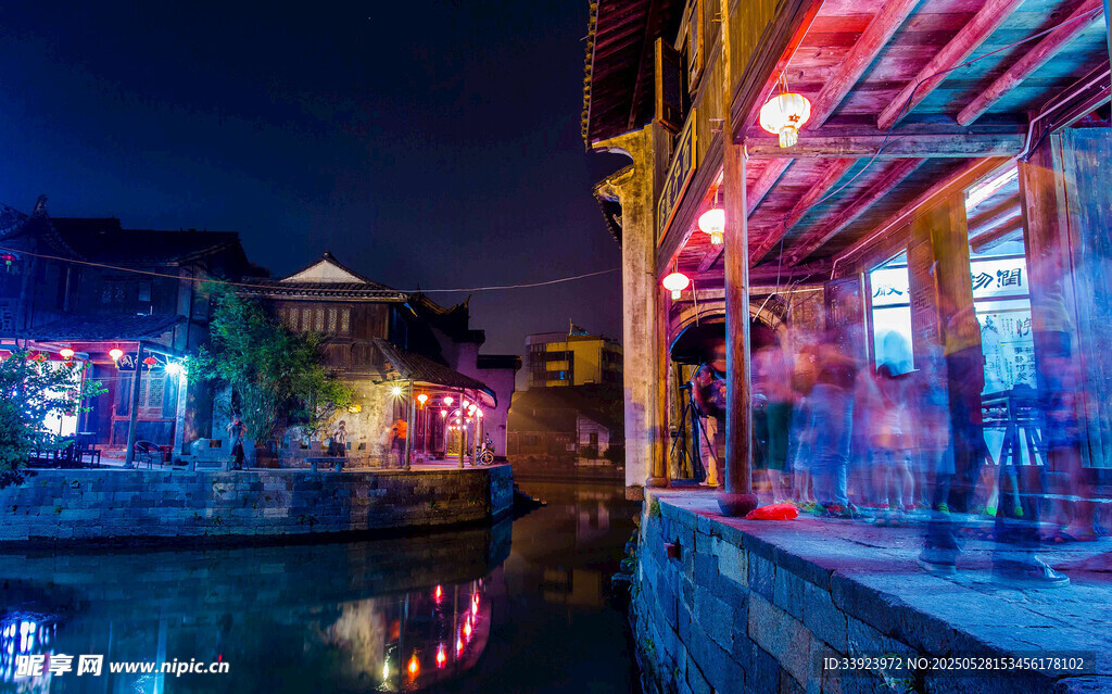河畔夜景燈光璀璨迷人